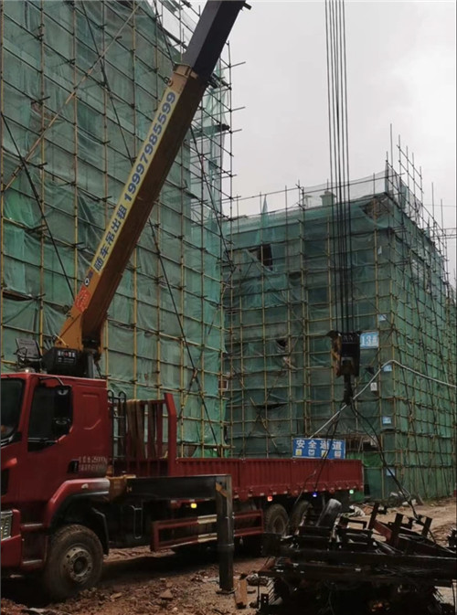 塔河县“慢工细活”—— 吊车的 “微动控制” 技术